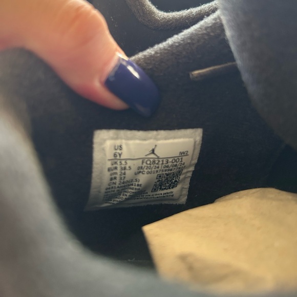 white thunder jordan 4s
7.5 in womens
6y kids - Picture 8 of 9